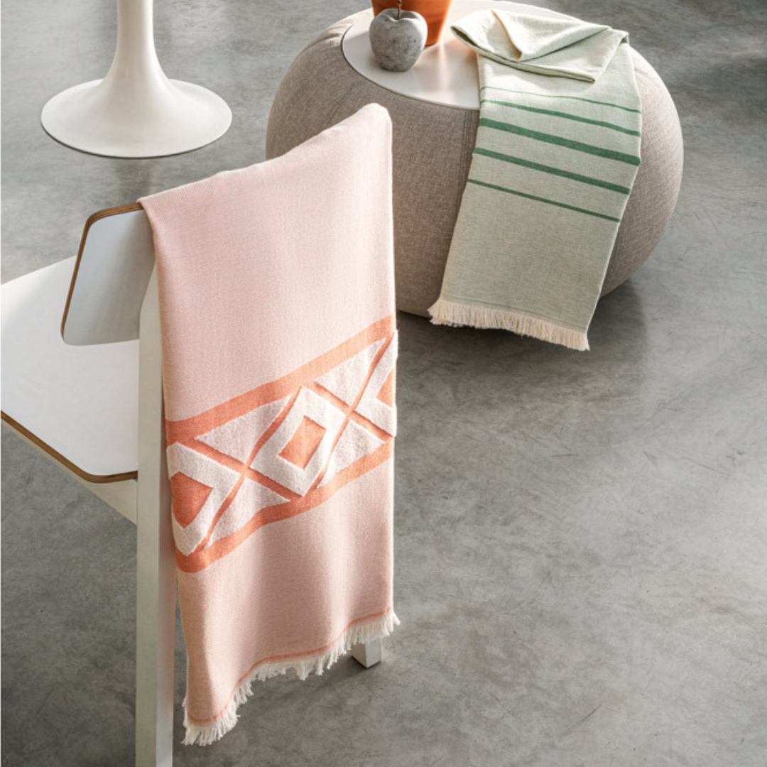 Toalla grande multifuncional fabricada en algodón reciclado y ligero, perfecta como regalo corporativo sostenible y con baja huella de CO₂.